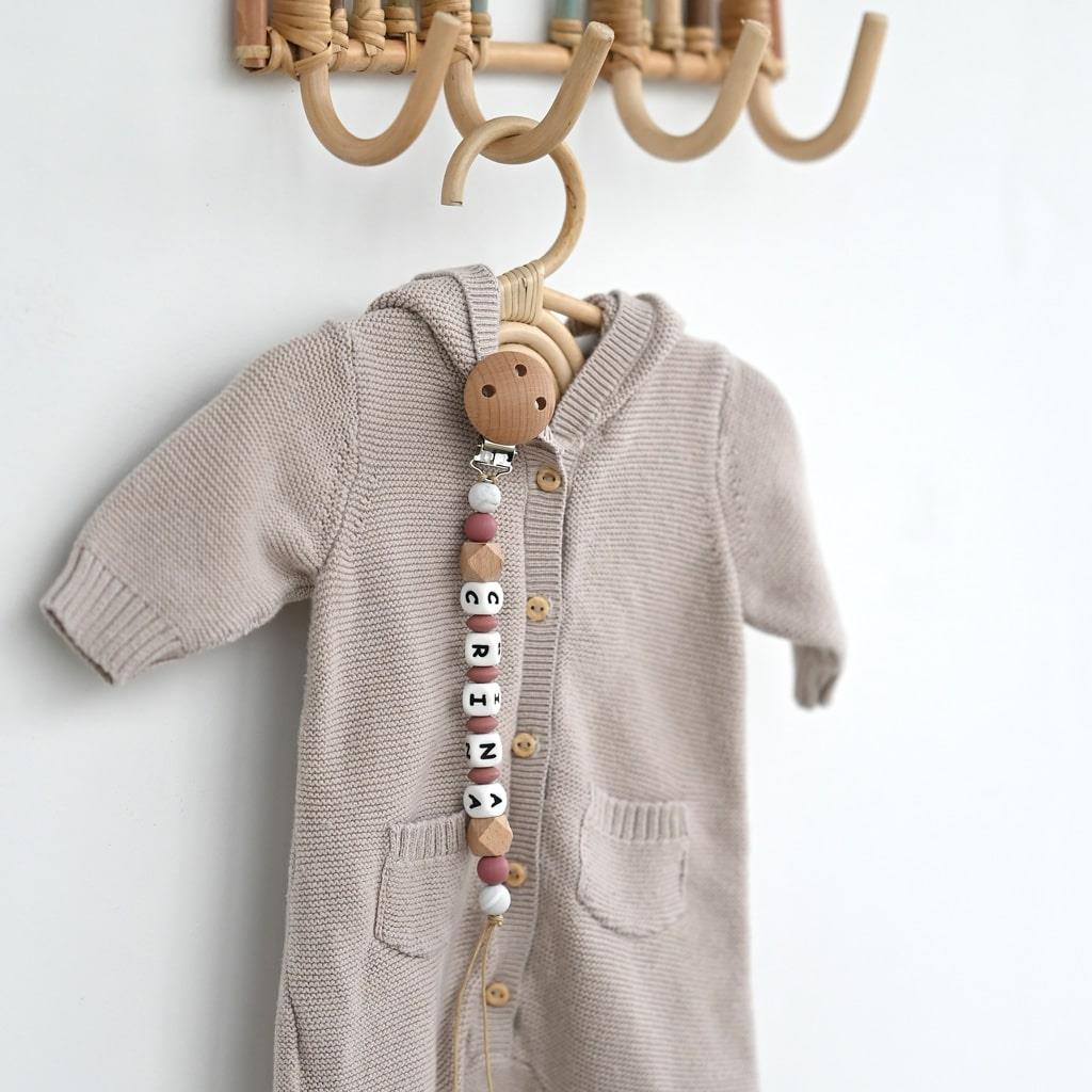 Lantisor personalizat cu litere din silicon roz pudra