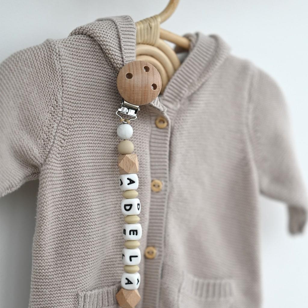 Lantisor personalizat cu litere din silicon beige