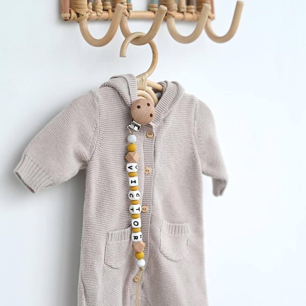 Lantisor personalizat cu litere din silicon mustar