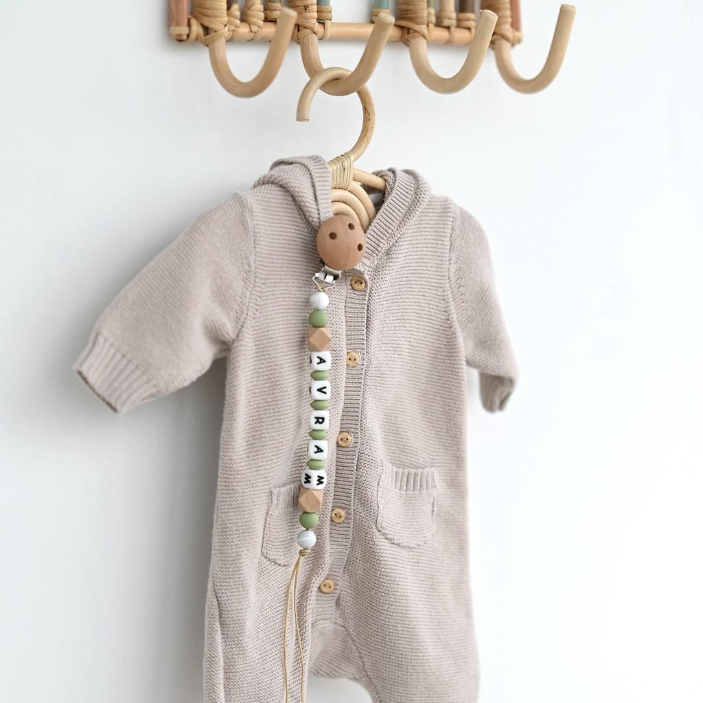 Lantisor personalizat cu litere din silicon verde